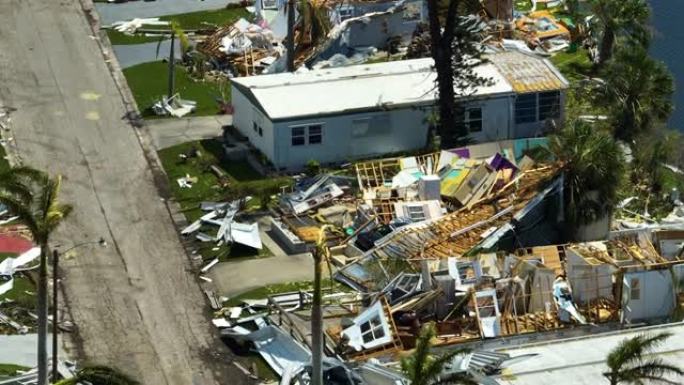 飓风伊恩在佛罗里达移动房屋住宅区后严重受损的房屋。自然灾害的后果