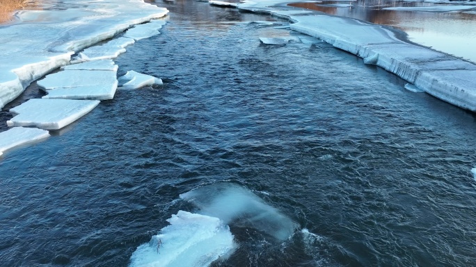 俯拍开河流水浮冰