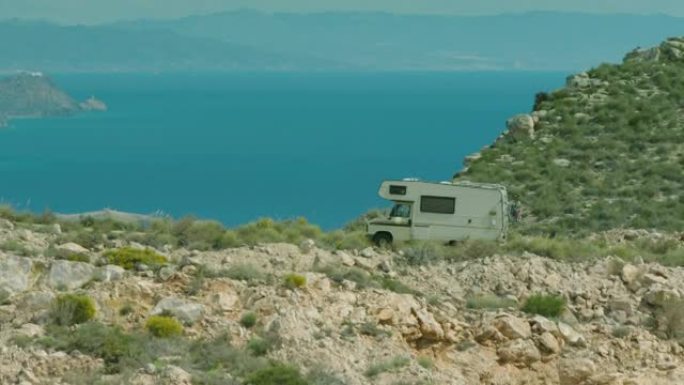 西班牙卡波德加塔的一辆老露营车的惊人电影镜头