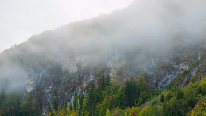 雾流覆盖山的延时平移