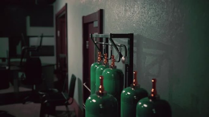 工厂里的旧氧气罐