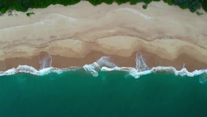 巨大的绿松石浪在斯里兰卡岛屿Tangalle镇Hambantota区附近的寂寞沙滩上缓慢破裂。旅行或
