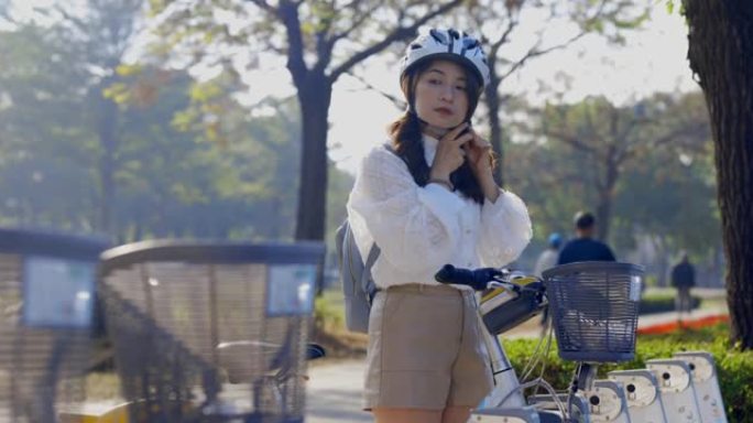 亚洲女商人在市中心租用共享单车去办公室上班