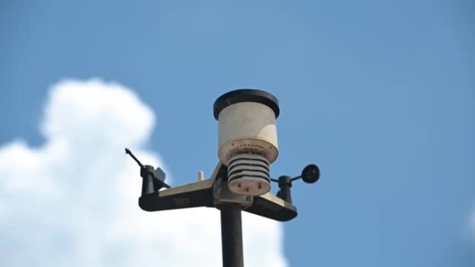 自动气象站用气象仪器测量太阳辐射，测量风速和风向，降水，温度，大气压力，紫外线辐射。蓝天有积云和积雨