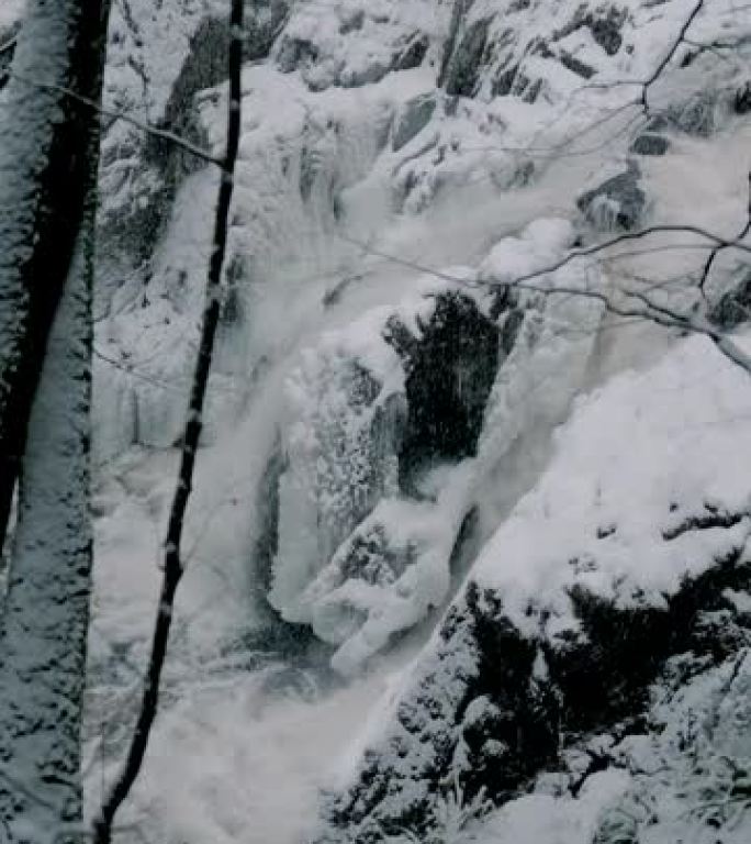 水流过白雪皑皑的冬季景观