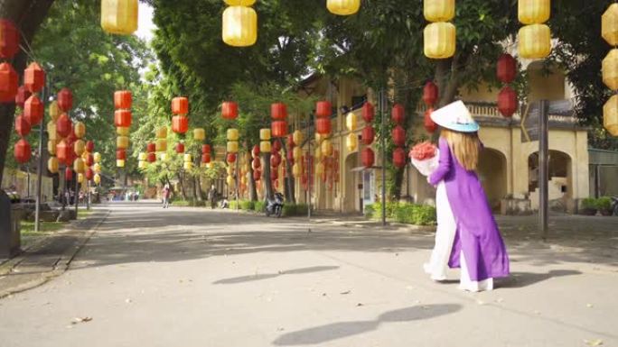 越南河内城市城镇当地寺庙里的亚洲越南女女孩肖像，灯花灯节。人们的生活方式。