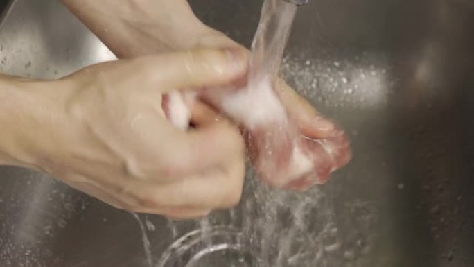 男人的手在水槽里洗肉牛排，以防烤架结巴。HLG3，bt.2020。