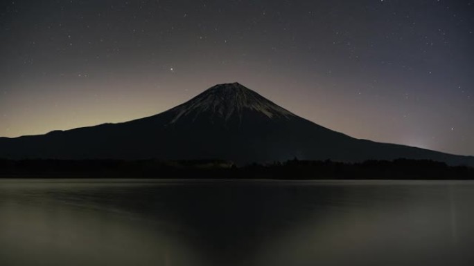 塔努基湖上的富士山，星光灿烂的夜晚，2022年12月31日