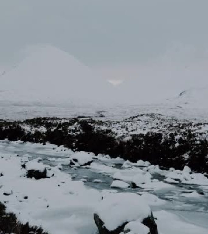 冰冷的河流流经苏格兰高地