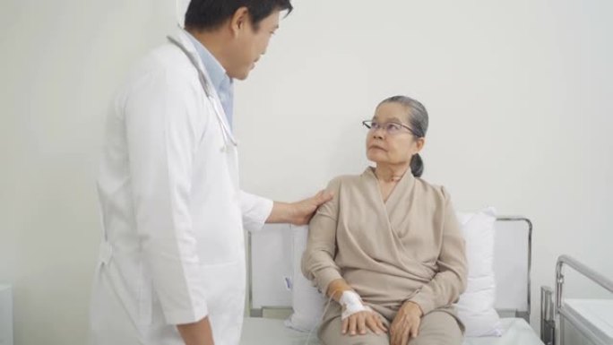 亚洲医生的肖像检查生病的老年老年患者的身体在医院的医疗和保健中住院。人们的生活方式