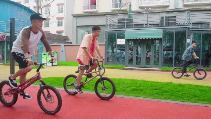 青春活力的学生骑单车滑滑板