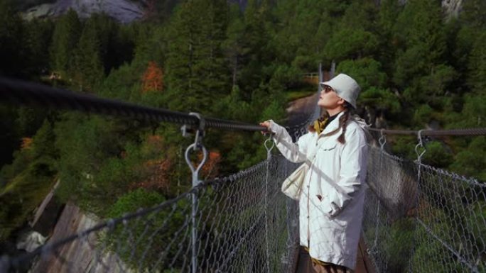 从山上的绳桥看风景的妇女
