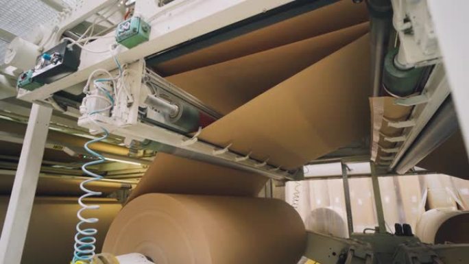 造纸业。纸张在造纸机中自动移动。造纸厂。