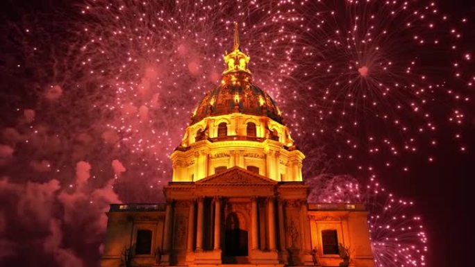 夜间荣军院上空庆祝五颜六色的烟花。法国巴黎