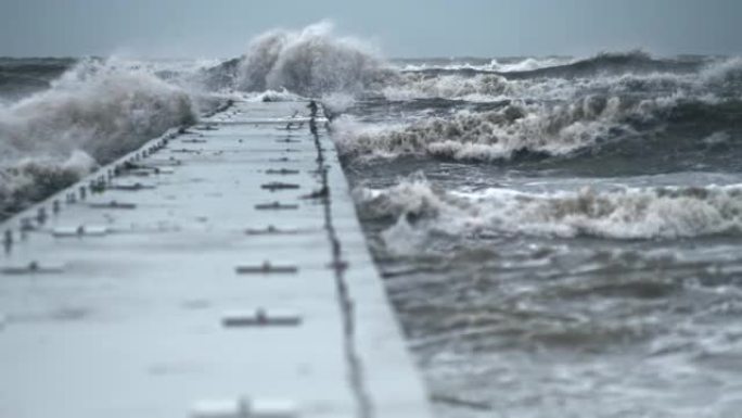 在海边暴风雨的日子里，LD海浪冲向码头