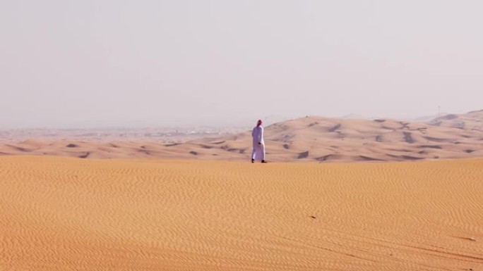 在沙漠中行走的人，迪拜
