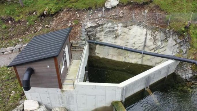 挪威Vaksdal水力发电厂Markaani的河流取水口大坝的低水位-取水口的山区