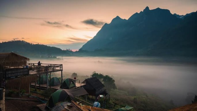 在Doi Luang Chiang Dao山上日出，在传统部落Ban Na老迈村的山谷中有雾