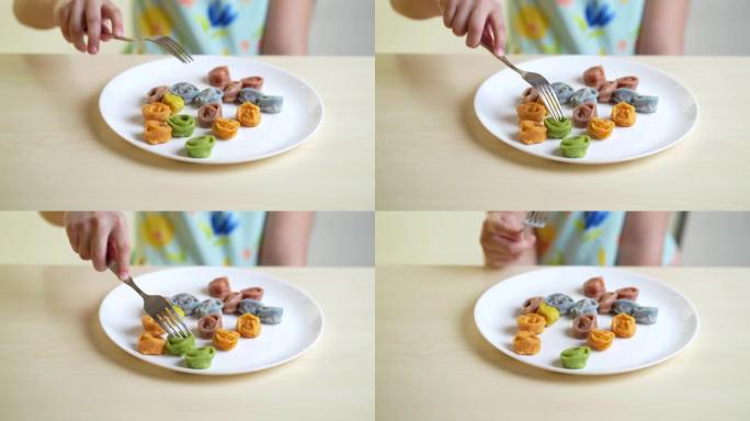 健康婴儿食品概念。白色盘子上的彩色儿童饺子