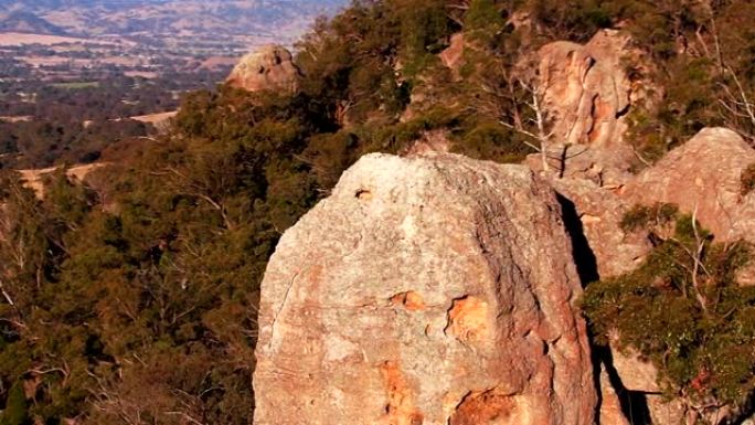放大的无人机拍摄了俯瞰澳大利亚乡村小镇Murrurundi的著名岩石