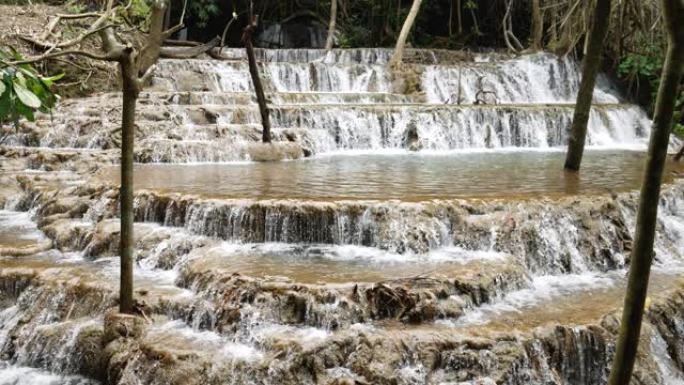 雨林中的瀑布水潭溪水水漫出