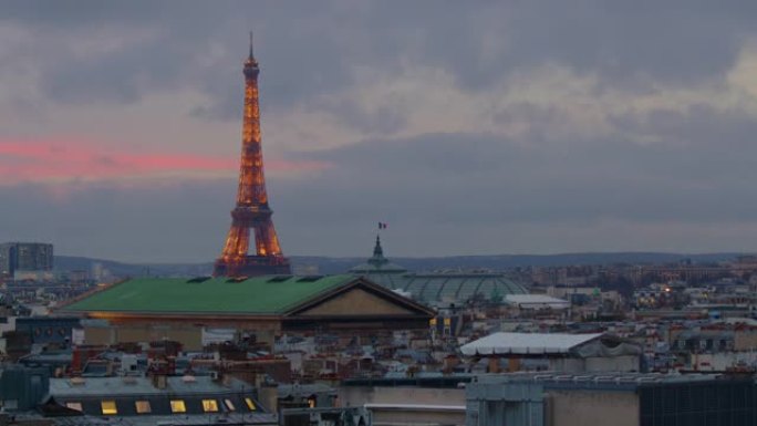 巴黎的亚历山大桥。背景上的大皇宫和埃菲尔铁塔。法国巴黎
