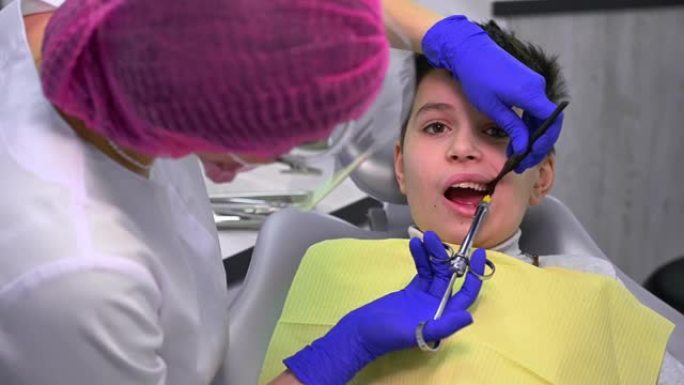 近距离牙医的儿童患者接受牙科麻醉，麻醉注射
