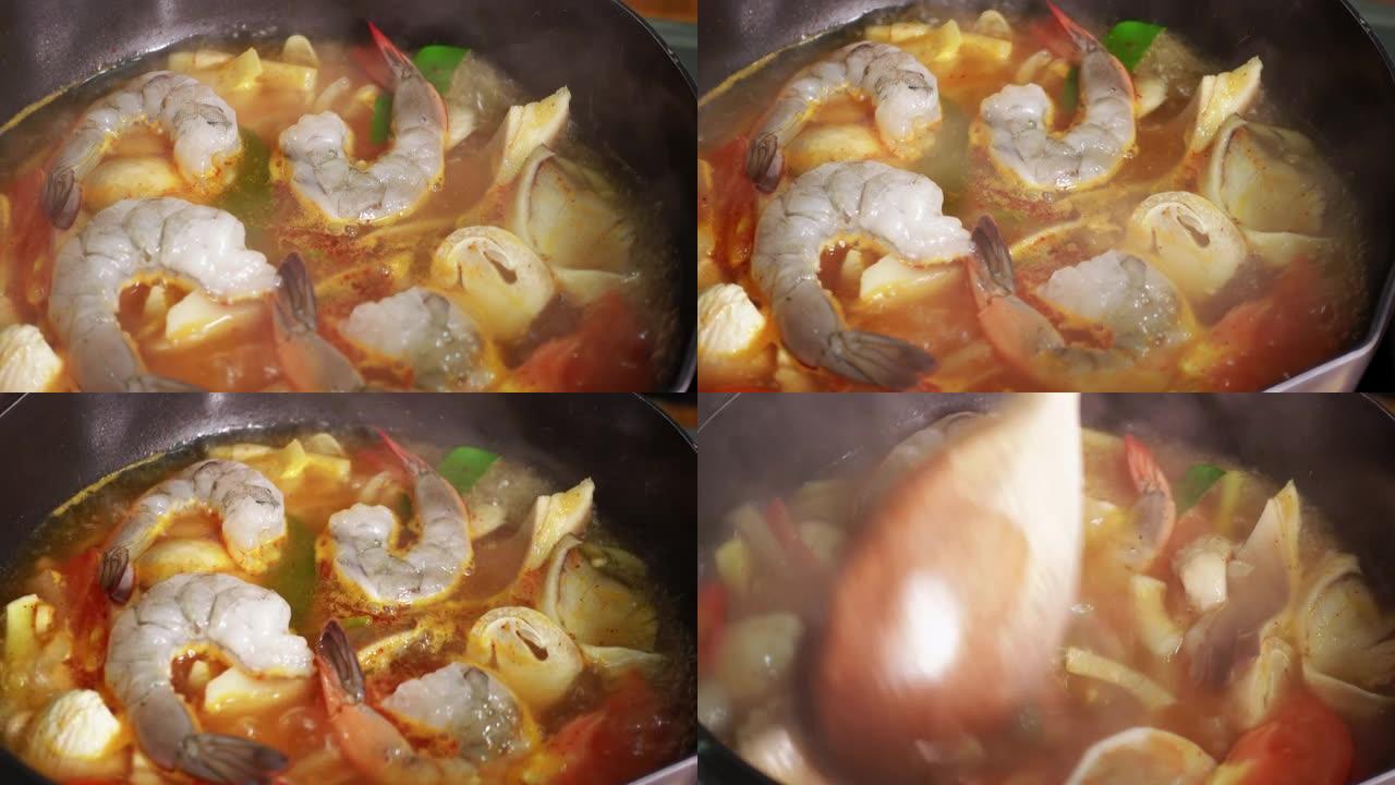 老虎虾和蘑菇在锅中煮汤姆山药汤的特写视图