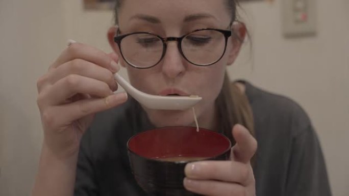 女人喝味噌汤