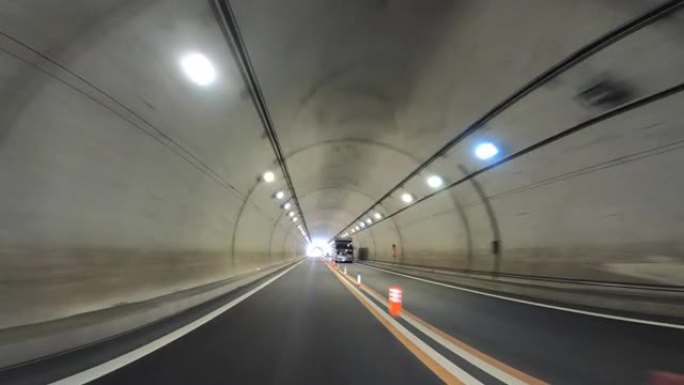 开车穿过高速公路。高速公路隧道入口。隧道尽头的光/高速