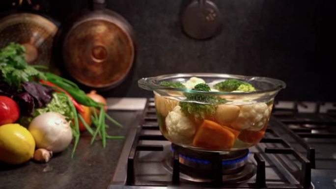 С 在沸水中煮蔬菜