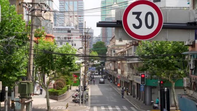 上海有驾驶汽车的道路鸟瞰图