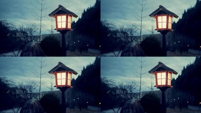 小红灯笼在寒冷的夜晚发出温暖的光芒