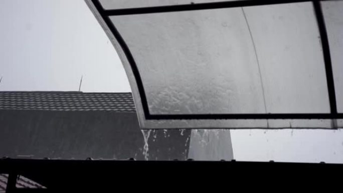 雨水落在屋顶的防护罩上