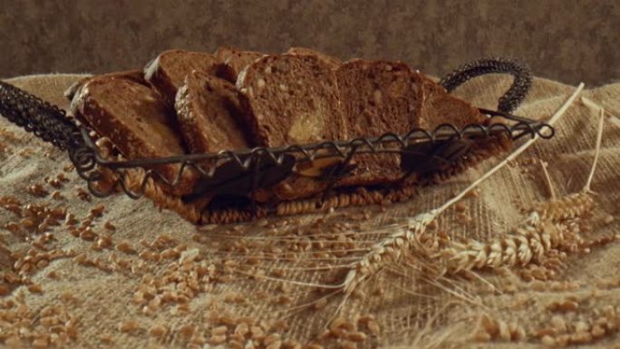 麦穗周围的面包篮中的谷物黑麦面包片
