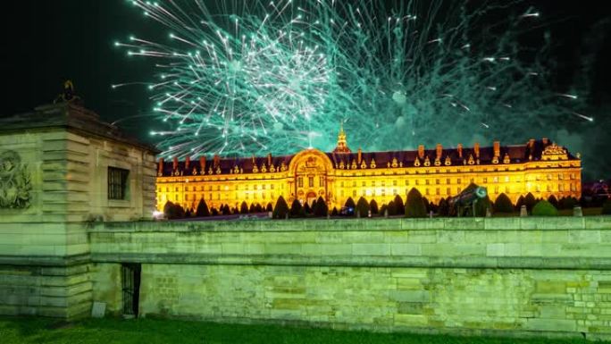 夜间荣军院上空庆祝五颜六色的烟花。法国巴黎