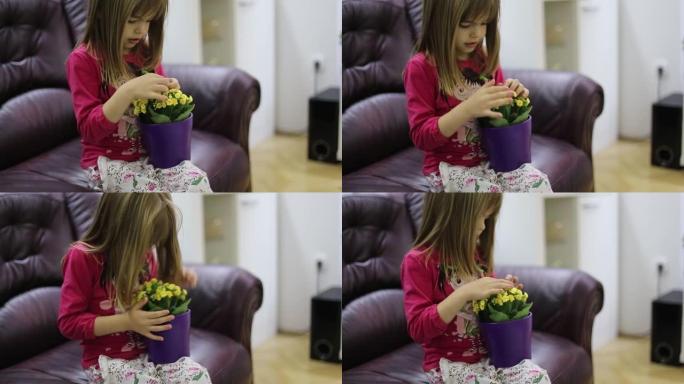 女孩坐在沙发上看着花