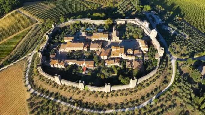 托斯卡纳中世纪小镇蒙特利吉奥尼的美丽鸟瞰图。托斯卡纳风景名胜，意大利蒙特里吉奥尼古城。