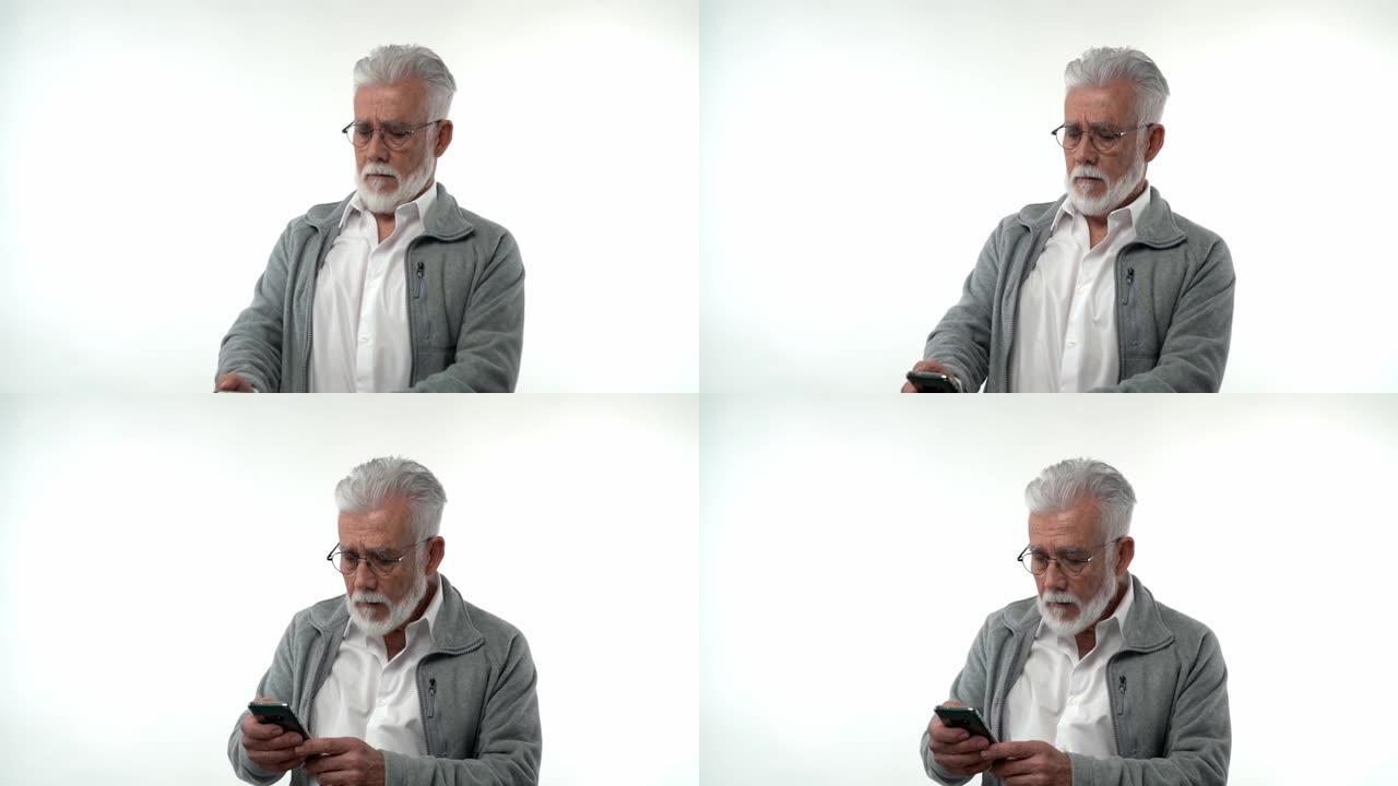一位老人看着智能手机，对应用程序中的loary游戏产生了情绪反应。在白色背景上。