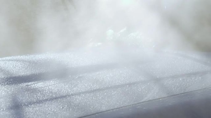 汽车车顶的喷水被照亮。
