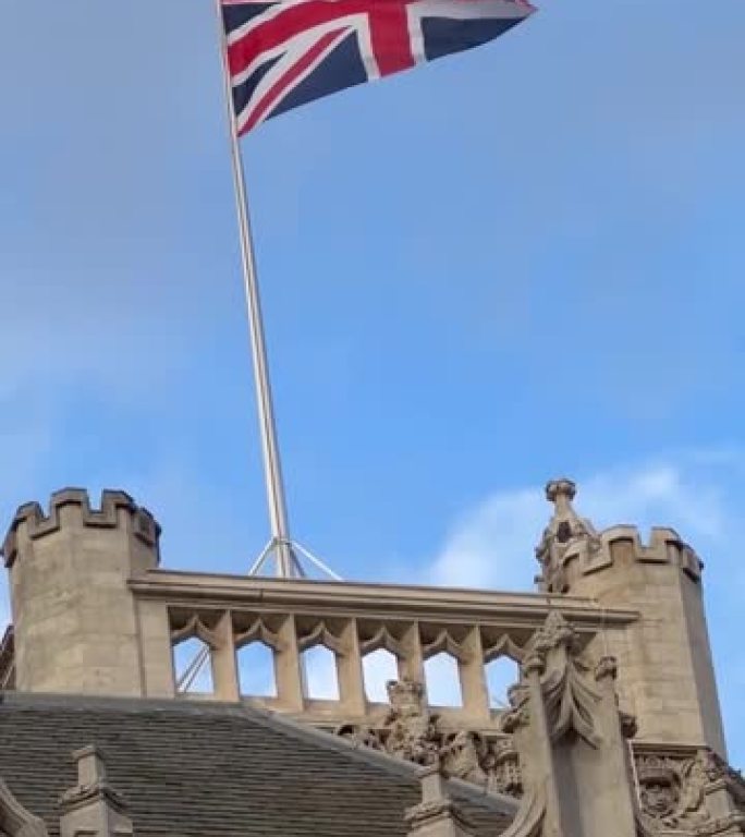 英国议会大厦上飘扬的英国国旗。大不列颠国旗是大不列颠及北爱尔兰联合王国的国家象征之一