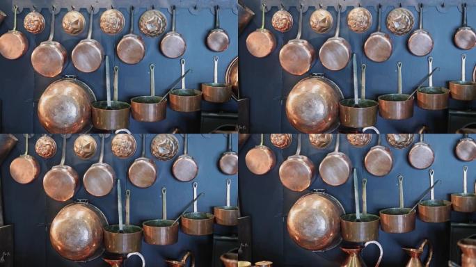 古董金属厨房中的铜锅和其他厨房用具