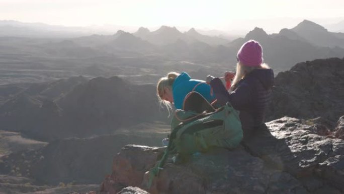 攀岩者从沙漠山脊峰顶的山顶上