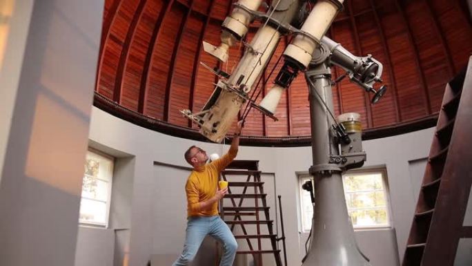 天文台一个大天文望远镜的天文学家在做科学研究。
