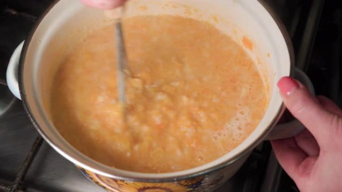 用南瓜煮粥，将其混合在平底锅中。