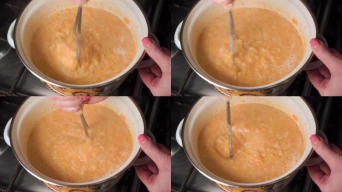 用南瓜煮粥，将其混合在平底锅中。