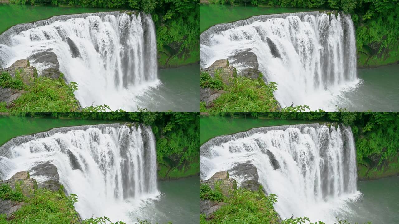 台湾最大的帘幕瀑布。“台湾版尼加拉瓜瀑布”。