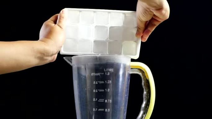 把冰块放在一个大玻璃杯里