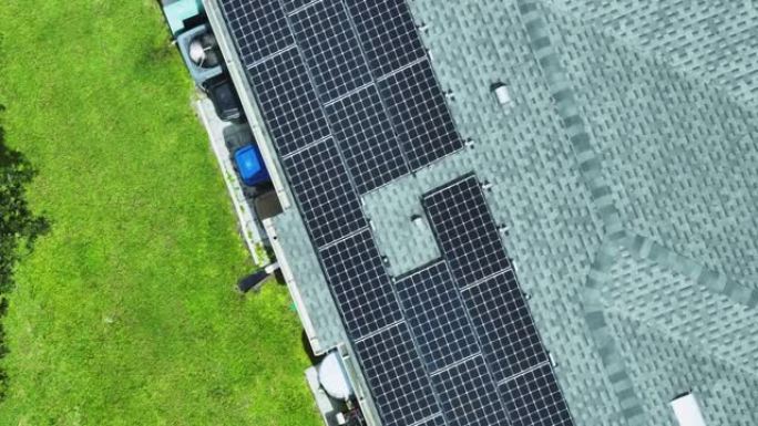 美国郊区农村地区使用旋转交流室外机和屋顶覆盖太阳能光伏板生产清洁生态电能的普通住宅