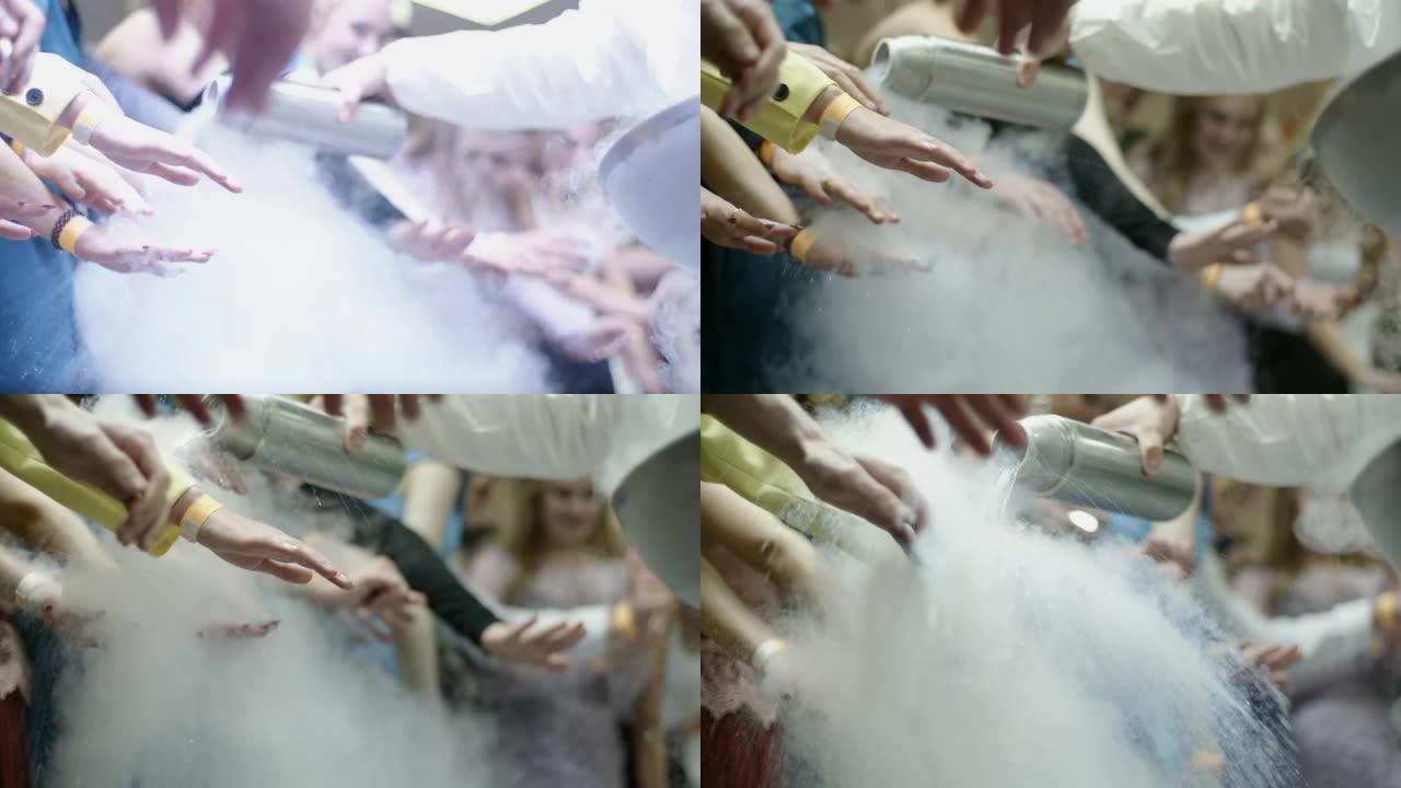 无法识别的人将手放在液态冰冷烟氮流下，由于温度差异而与蒸汽一起爆炸
